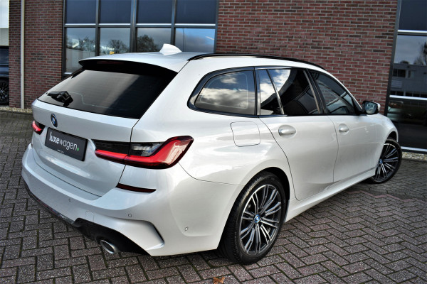 BMW 3 Serie Touring 330e M-Sport Trekh ACC Camera Parelmoer-wit