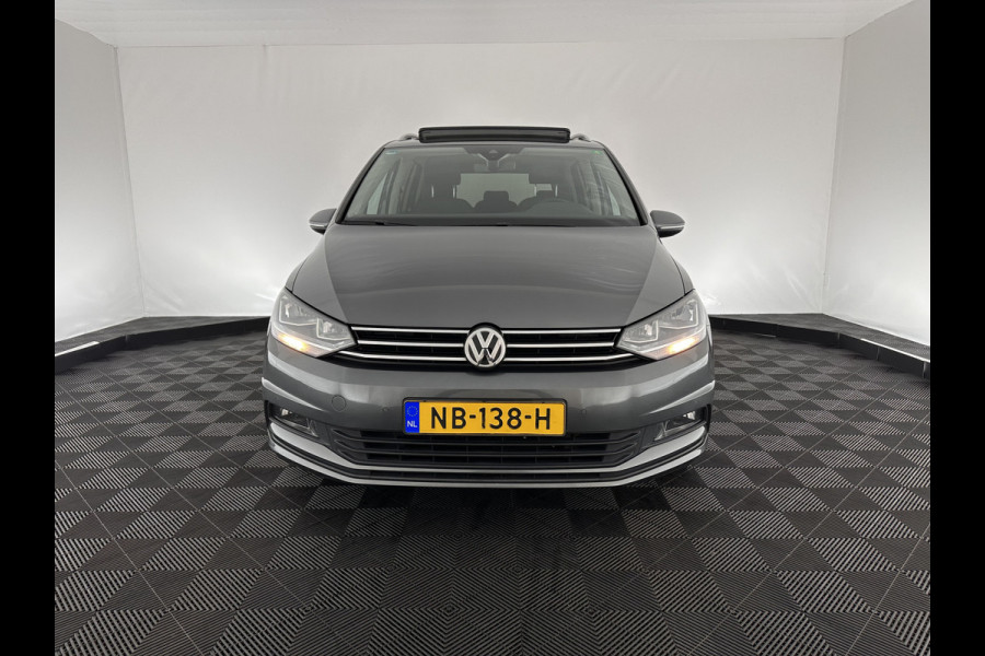 Volkswagen Touran 1.4 TSI Connected Series [ 7-pers. ] Aut. *PANO | NAVI-FULLMAP | KEYLESS | CAMERA | MICROFIBRE | BLIND-SPOT | ECC | PDC | CRUISE | MASSAGE-SEAT | COMFORT-SEATS | TOWBAR | 16''ALU*