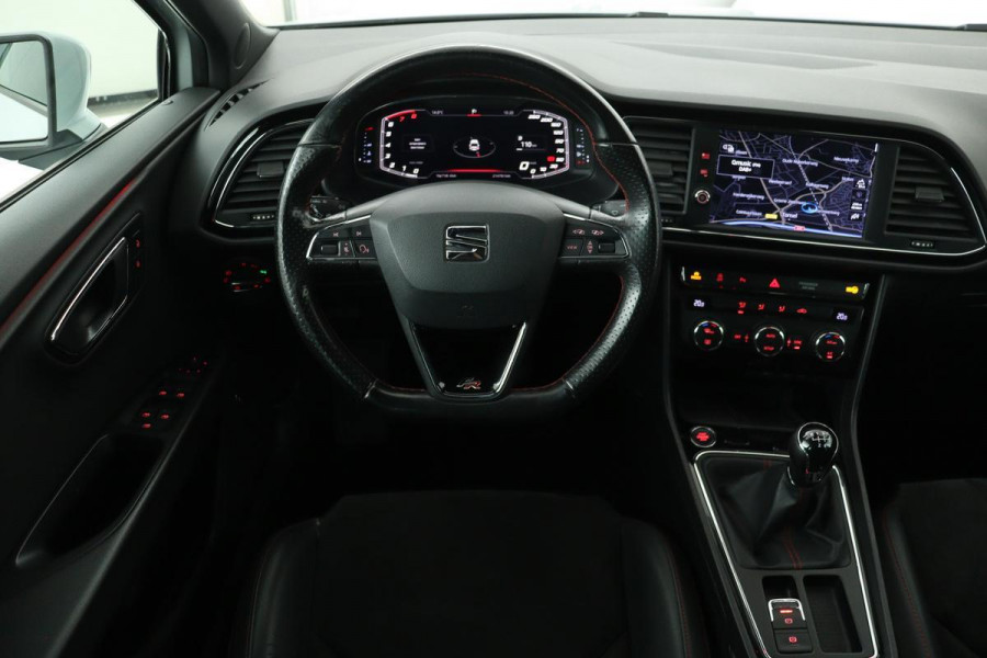 Seat Leon 1.5 TSI FR Intense | Panoramadak | Alcantara | Trekhaak | Virtual Cockpit | Camera | Beats | Full LED | Carplay | PDC