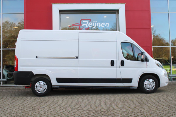 Fiat E-Ducato 3.5T L3H2 79 kWH AUTOMAAT | NAVIGATIE | CLIMATE CONTROL | PARKEERSENSOREN | ACHTERUITRIJ CAMERA | DODEHOEK DETECTIE |  LANE ASSIST | LEDER STUURWIEL | BUMPERS IN CARROSERIE KLEUR |