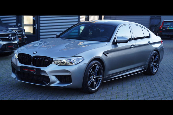 BMW 5 Serie M5 | Carbon | Harman/Kardon | Dealer onderhouden | Sfeerverlichting | Donington Grau | 600PK | NAP | Origineel NL |