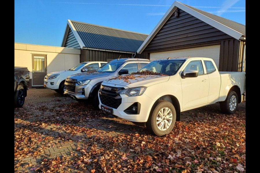 Isuzu D-max Extended Cab V-Cross $WD Automaat MY24 Isla Grey