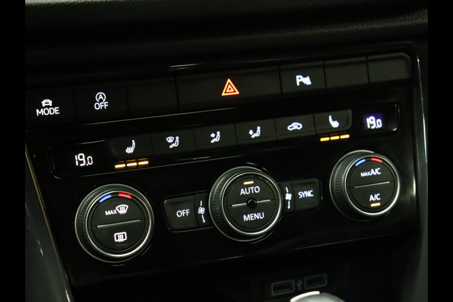 Volkswagen T-Roc 1.5 TSI R-Line Sport [SCHUIFKANTELDAK, VLAK STUUR, TREKHAAK, APPLE CARPLAY, DIGITAL DASH, ADAPTIVE CRUISE, STOELVERWARMING, CAMERA, NIEUWSTAAT]