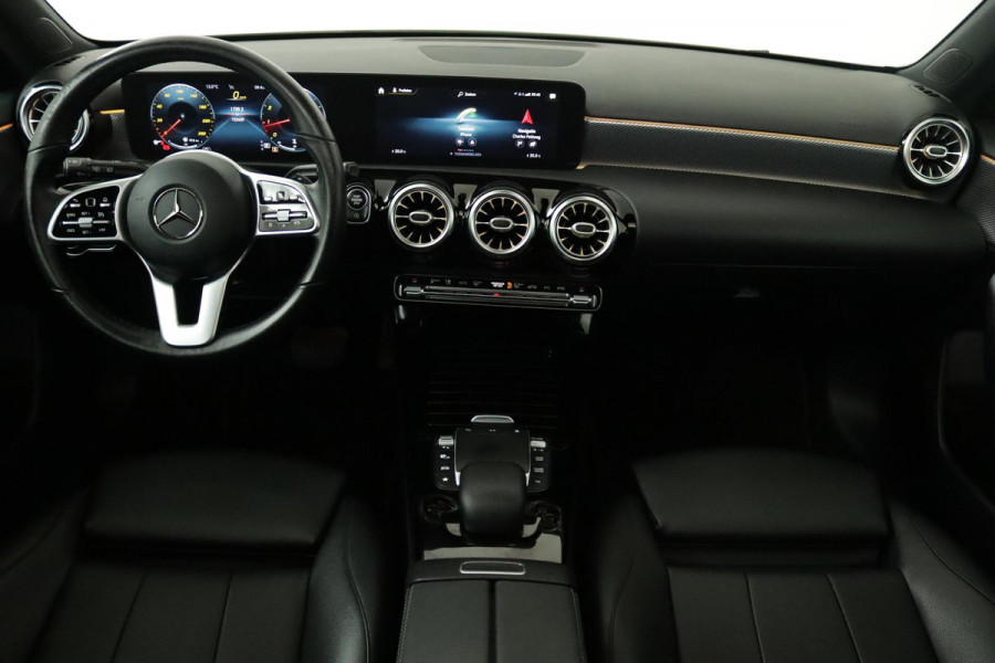 Mercedes-Benz A-Klasse 180 Business Solution Luxury Automaat (PANO, SFEERV, CAMERA, ELEKT STOELEN, PDC, NL-AUTO, GOED ONDERHOUDEN)