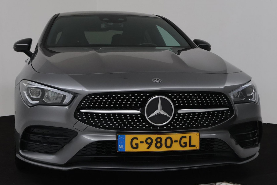 Mercedes-Benz CLA-Klasse 180 Business Solution AMG (PANO, SFEERVERLICHTING, NAVI, PDC, CAMERA, CRUISE, NL-AUTO, GOED ONDERHOUDEN)