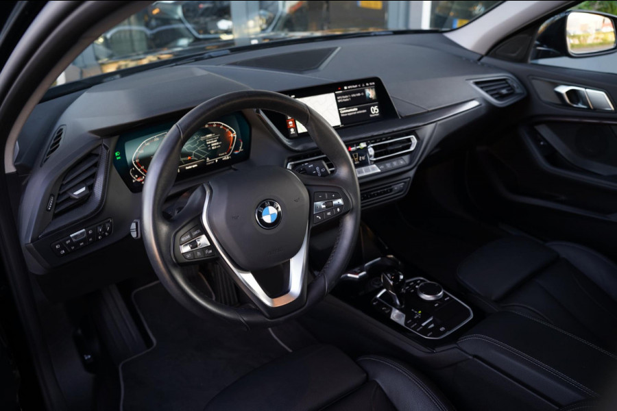 BMW 1-serie 118i Introduction Edition / Ambient / Camera / HIFI / Leder / 18 inch / Stoelverwarming