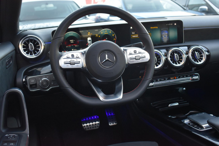 Mercedes-Benz A-Klasse 200 AMG Pano Sfeer NAP Carplay