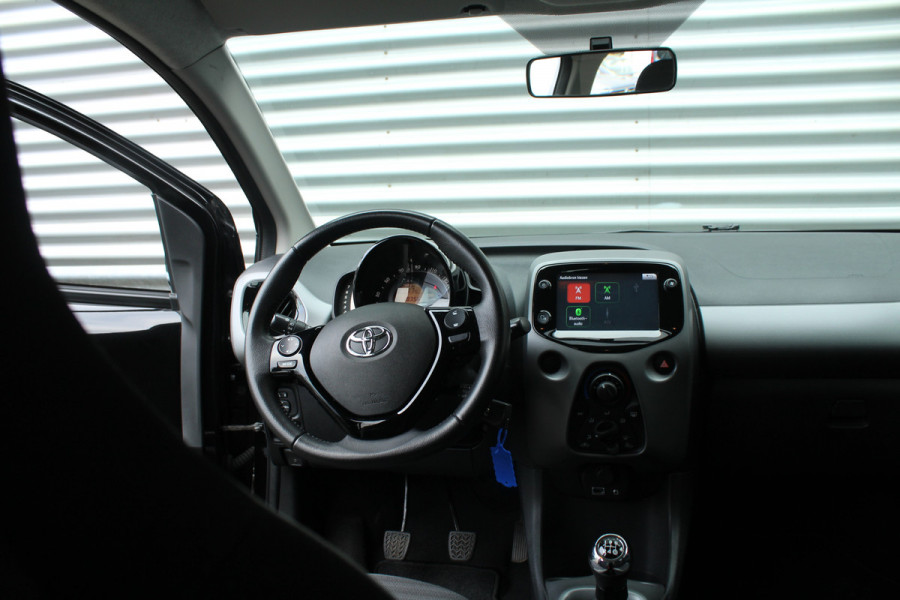 Toyota Aygo 1.0 VVT-i 73pk x-play limited NL-Auto NAP Airco Carplay El. Ramen CPV