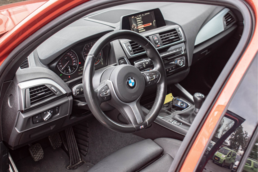 BMW 1-serie 125i M Sport | Handgeschakeld | Eindejaars opruiming van € 21.850.-