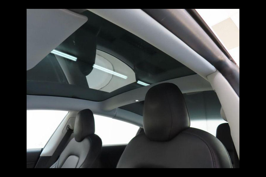 Tesla Model 3 Long Range AWD 75 kWh 19" LM Velgen Leder Full Self Driving LED Trekhaak Navi Autopilot Panoramadak Airco/ECC Stoelverwarming