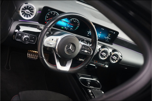 Mercedes-Benz A-Klasse 250 e Premium Plus AMG Line | Panoramadak | Burmester | Ambiance Verlichting | Keyless | Camera | Night Pakket | BTW | Automaat | Leer | Cruise Control |