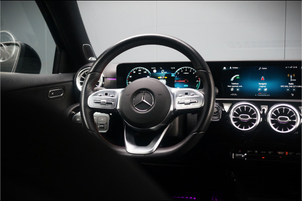 Mercedes-Benz A-Klasse 250 e Premium Plus AMG Line | Panoramadak | Burmester | Ambiance Verlichting | Keyless | Camera | Night Pakket | BTW | Automaat | Leer | Cruise Control |