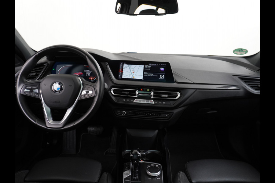 BMW 1-serie 118i AUT.8 Pano-dak Apple Carplay Android Auto PDC-v+a LED Navi-Pro Ecc Live Cockpit Pro Sportstoelen Executive Edition Sportlin Shadow-line 1/2 Leer Zwarte Hemel WiFi-vb. Connected Pack Pro Bluetooth Regen-Lichtsensor Cruise Control Lmv 1ste Eigenaar! Orig.NLse auto .