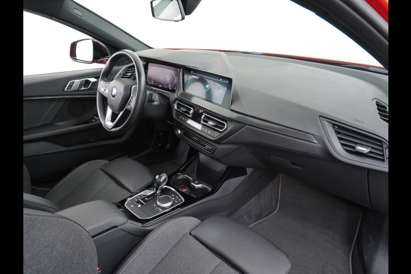 BMW 1-serie 118i AUT.8 Pano-dak Apple Carplay Android Auto PDC-v+a LED Navi-Pro Ecc Live Cockpit Pro Sportstoelen Executive Edition Sportlin Shadow-line 1/2 Leer Zwarte Hemel WiFi-vb. Connected Pack Pro Bluetooth Regen-Lichtsensor Cruise Control Lmv 1ste Eigenaar! Orig.NLse auto .