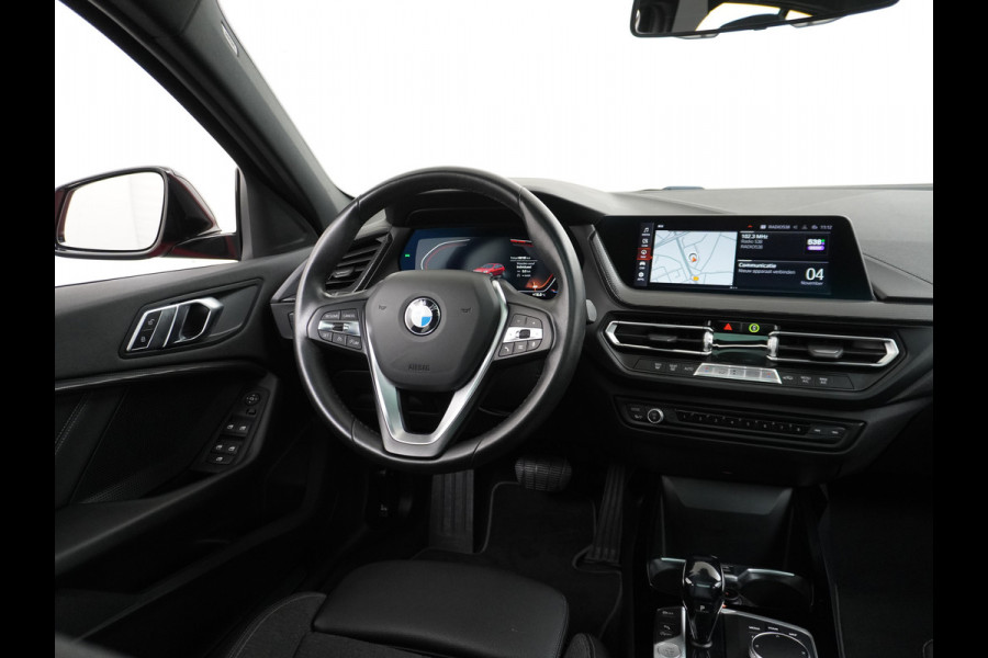 BMW 1-serie 118i AUT.8 Pano-dak Apple Carplay Android Auto PDC-v+a LED Navi-Pro Ecc Live Cockpit Pro Sportstoelen Executive Edition Sportlin Shadow-line 1/2 Leer Zwarte Hemel WiFi-vb. Connected Pack Pro Bluetooth Regen-Lichtsensor Cruise Control Lmv 1ste Eigenaar! Orig.NLse auto .