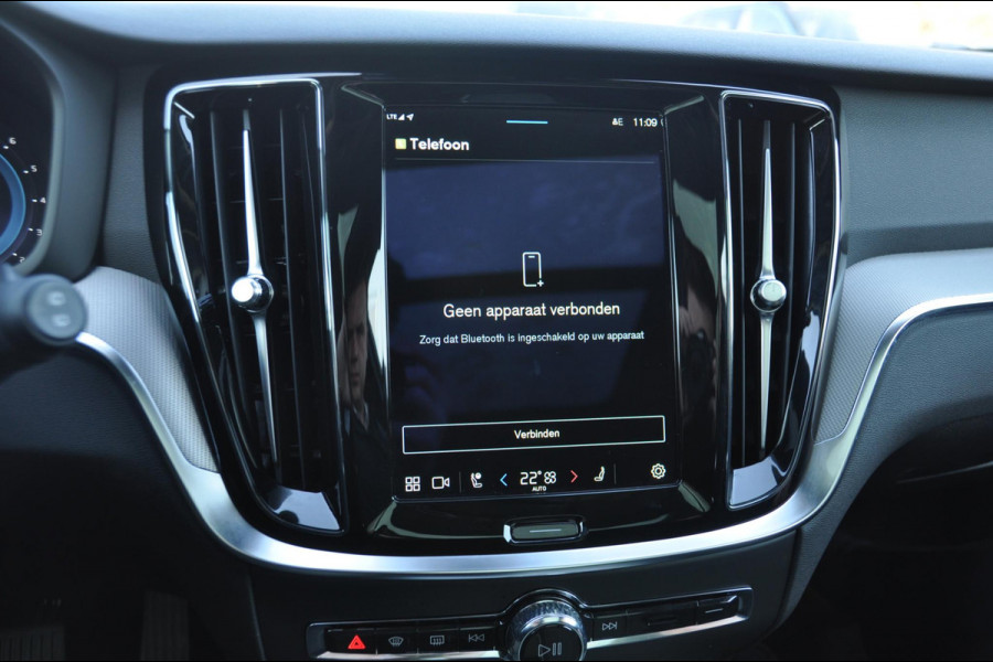 Volvo V60 163pk B3 Ultimate Dark / Adoptieve Cruise control / Pilot Assist / Semi elektrische trekhaak / 360 camera / Apple Carplay/ Panoramisch schuif-kanteldak / Stoel- en stuurwielverwarming/ Elektrisch verstelbare stoelen met geheugen /