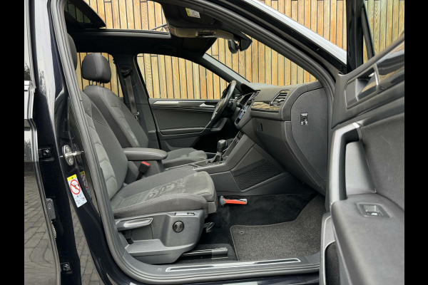 Volkswagen Tiguan Allspace 1.5 TSI R-line Automaat | Panoramadak | Stoelverwarming | Velours bekleding | LED verlichting | Dodehoek detectie | 20 inch lich