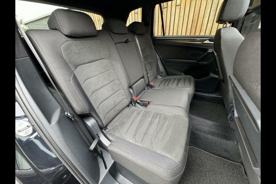 Volkswagen Tiguan Allspace 1.5 TSI R-line Automaat | Panoramadak | Stoelverwarming | Velours bekleding | LED verlichting | Dodehoek detectie | 20 inch lich