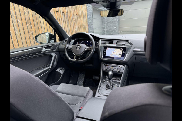 Volkswagen Tiguan Allspace 1.5 TSI R-line Automaat | Panoramadak | Stoelverwarming | Velours bekleding | LED verlichting | Dodehoek detectie | 20 inch lich