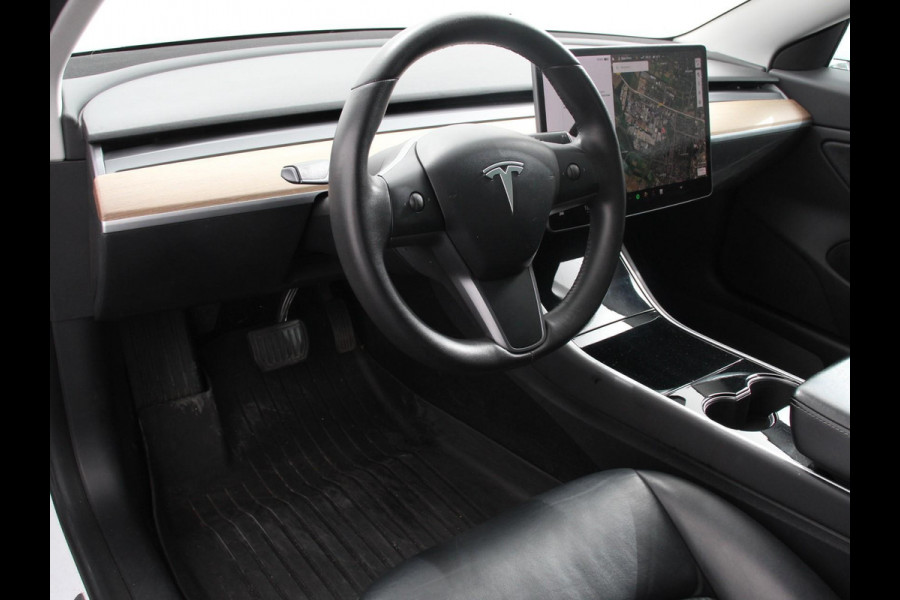 Tesla Model 3 RWD 60 kWh Standard Range Plus | Navigatie | Panorama dak | 360 camera | Parkeersensoren | Stoelverwarming | 19" lichtmetalen velgen | Ledverlichting Leder | Climate Control |