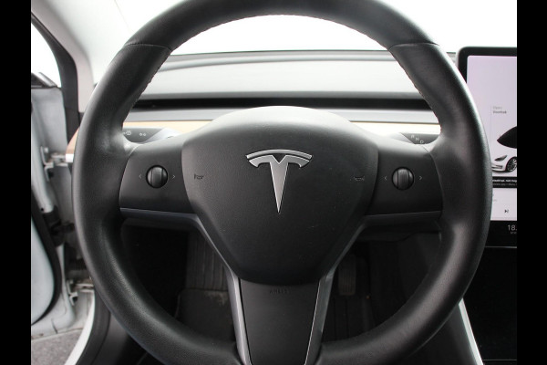 Tesla Model 3 RWD 60 kWh Standard Range Plus | Navigatie | Panorama dak | 360 camera | Parkeersensoren | Stoelverwarming | 19" lichtmetalen velgen | Ledverlichting Leder | Climate Control |