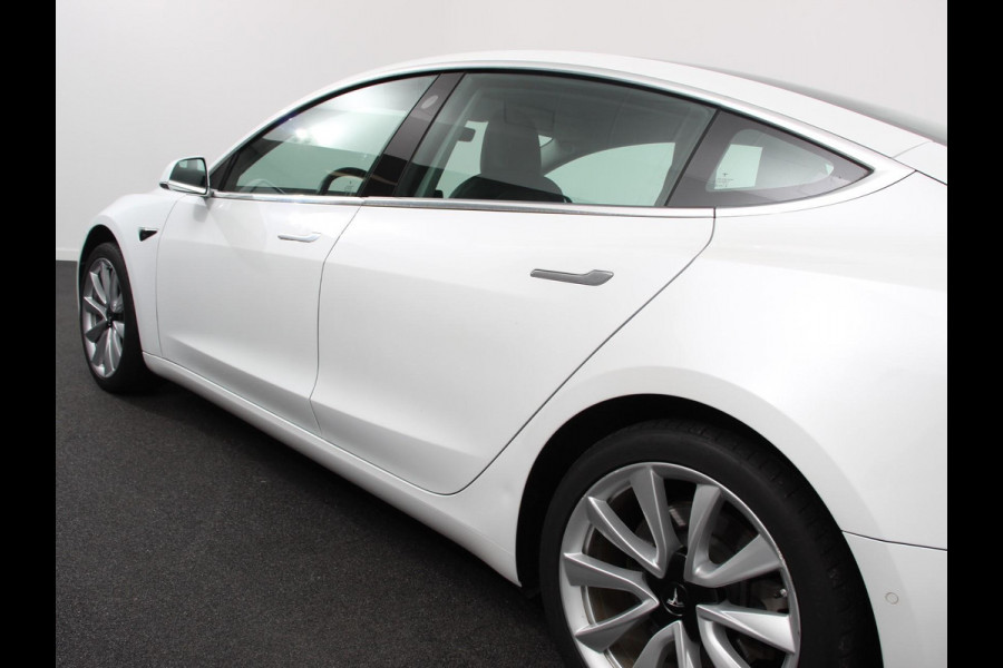 Tesla Model 3 RWD 60 kWh Standard Range Plus | Navigatie | Panorama dak | 360 camera | Parkeersensoren | Stoelverwarming | 19" lichtmetalen velgen | Ledverlichting Leder | Climate Control |