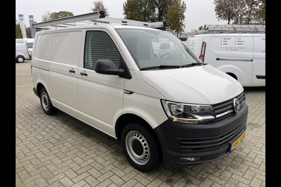 Volkswagen Transporter 2.0 TDI 102pk L1H1 Comfortline / vaste prijs rijklaar € 17.950 ex btw / lease vanaf € 329 / airco / cruise / trekhaak / imperial / Bott ingerichte laadruimte / euro 6 diesel !