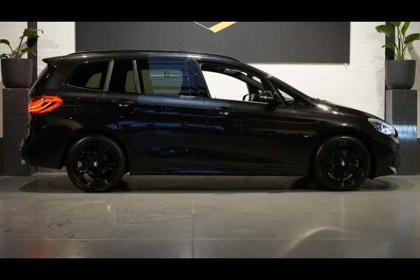 BMW 2 Serie Gran Tourer 220i 7p. M Sport AUTOMAAT-ACC-ALCANTARA-CAMERA-CLIMA-HEAD UP-KEYLESS-NAVI-PANO-WINTER-Etc.