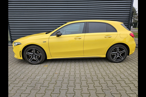 Mercedes-Benz A-Klasse 250 e AMG Edition Plug In Hybrid Dealer O.H 218pk PHEV | Adaptive Cruise | Burmester | Multibeam LED | Widescreen Navi | Sfeerverlichting | Apple Carplay | DAB |