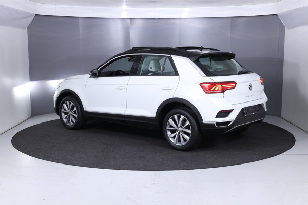 Volkswagen T-Roc 1.5 TSI Style 150 pk Automaat (DSG) | Navigatie | Panoramadak | Parkeersensoren | Adaptieve cruise control | Autom. airco | Stoelverwarming |