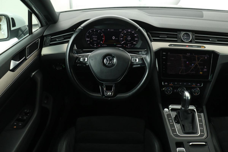 Volkswagen Passat 1.8 TSI R-line | Panoramadak | Dynaudio | Standkachel | Carplay | Massage | Alcantara | LED Plus | Trekhaak | Stoelverwarming | Adaptive cruise | Camera | Navigatie | Dodehoek detectie