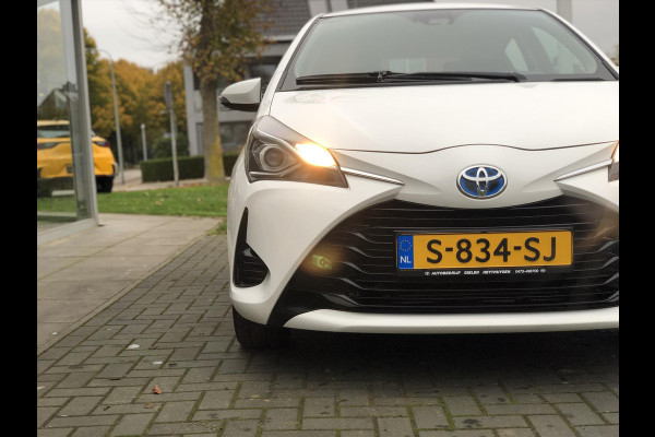 Toyota Yaris 1.5 Hybrid Aspiration Plus | Lichtmetalen velgen, Stoelverwarming, Cruise control, Parkeercamera, Bluetooth, Safety sense