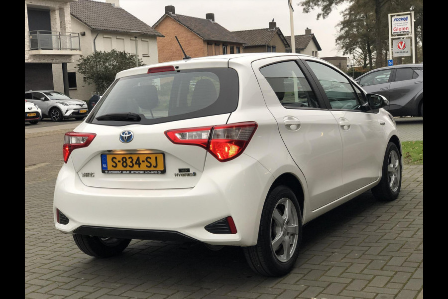 Toyota Yaris 1.5 Hybrid Aspiration Plus | Lichtmetalen velgen, Stoelverwarming, Cruise control, Parkeercamera, Bluetooth, Safety sense