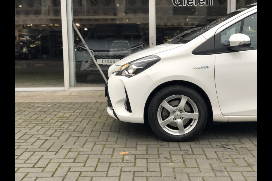 Toyota Yaris 1.5 Hybrid Aspiration Plus | Lichtmetalen velgen, Stoelverwarming, Cruise control, Parkeercamera, Bluetooth, Safety sense