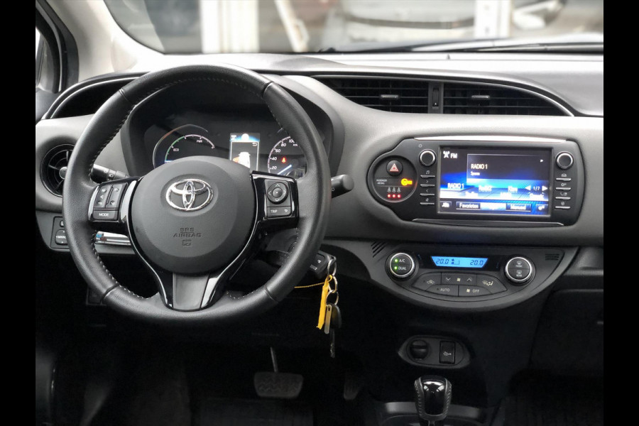 Toyota Yaris 1.5 Hybrid Aspiration Plus | Lichtmetalen velgen, Stoelverwarming, Cruise control, Parkeercamera, Bluetooth, Safety sense