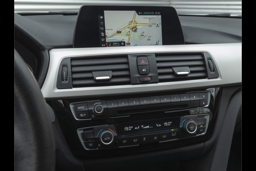 BMW 3 Serie Touring 318i - Trekhaak - LED - Navigatie - Bluetooth