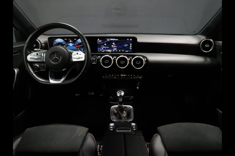 Mercedes-Benz A-Klasse 160 AMG Sport [CAMERA, APPLE CARPLAY, CRUISE CONTROL, SPORTSTOELEN, NAVIGATIE, NIEUWSTAAT]