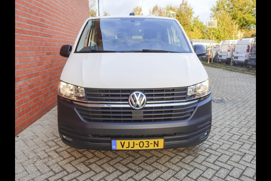 Volkswagen Transporter 2.0 TDI 110pk L2H1 Navigatie Apple Carplay/Android Auto Trekhaak Camera Parkeersensoren achter Cruise Control Airco