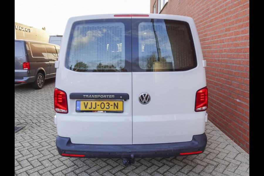 Volkswagen Transporter 2.0 TDI 110pk L2H1 Navigatie Apple Carplay/Android Auto Trekhaak Camera Parkeersensoren achter Cruise Control Airco