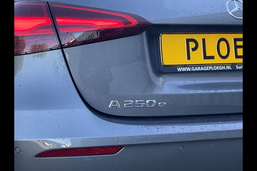 Mercedes-Benz A-Klasse 250 e PHEV AMG Line Facelift Pano.dak Sfeerverl Cam Led COMPLEET!