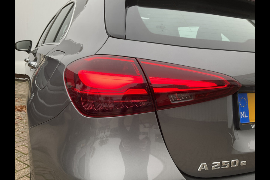 Mercedes-Benz A-Klasse 250 e PHEV AMG Line Facelift Pano.dak Sfeerverl Cam Led COMPLEET!