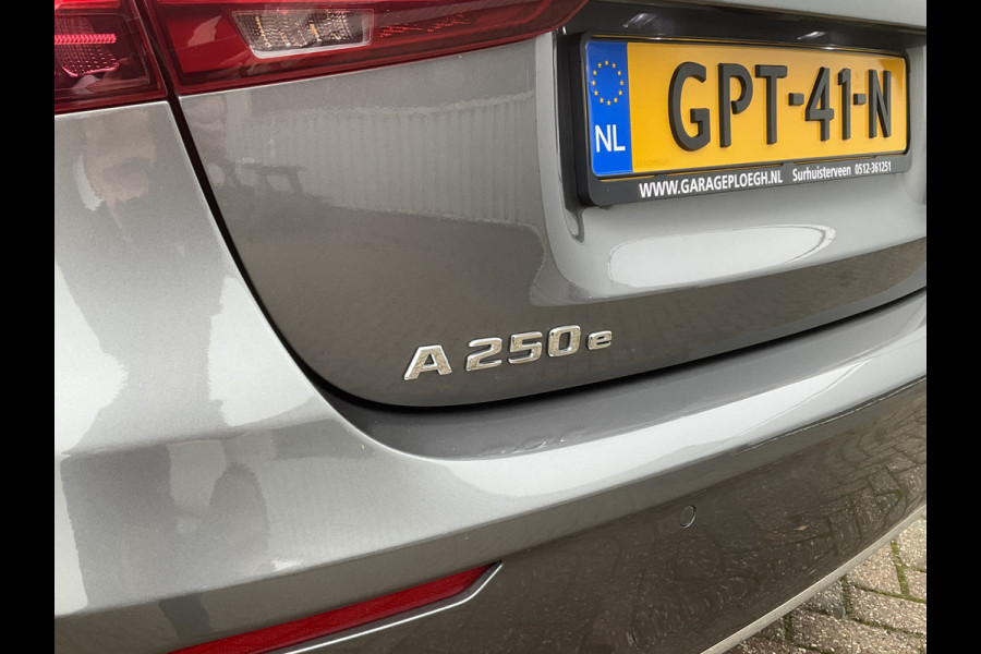 Mercedes-Benz A-Klasse 250 e PHEV AMG Line Facelift Pano.dak Sfeerverl Cam Led COMPLEET!