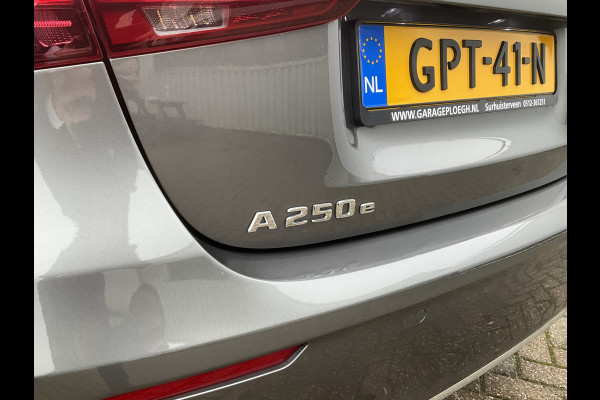 Mercedes-Benz A-Klasse 250 e PHEV AMG Line Facelift Pano.dak Sfeerverl Cam Led COMPLEET!