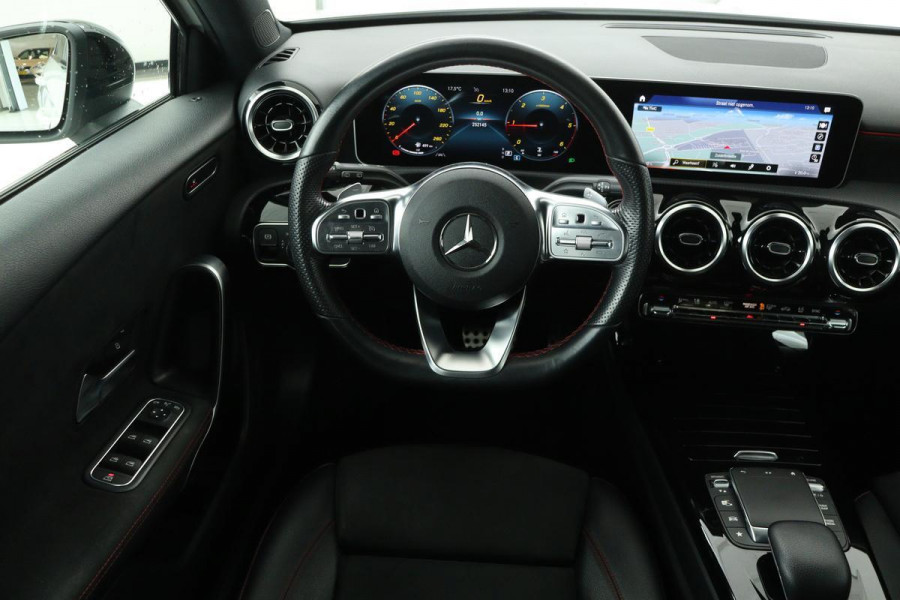 Mercedes-Benz A-Klasse 180d AMG | Dealer onderhouden | Carplay | Stoelverwarming | Widescreen | Alcantara | Climate control | Full LED