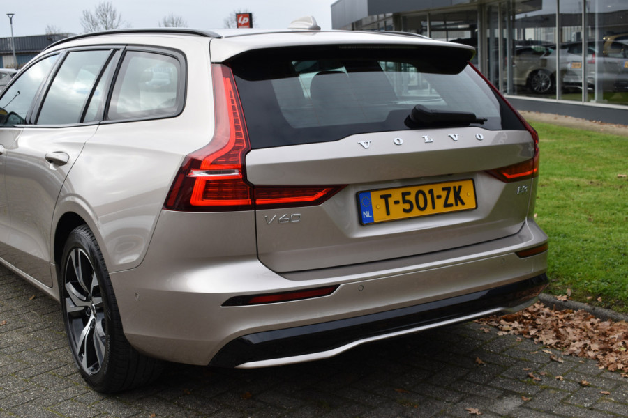 Volvo V60 B3 177PK Plus Dark | Trekhaak | H&K | 360 camera | ACC | Panoramadak | Stuurverwarming | 18"LMV