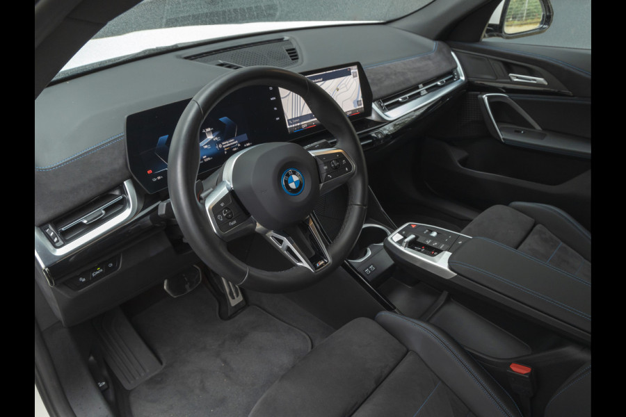 BMW iX2 xDrive30 M-Sport Pro - Adaptive LED - Parking Ass - Sportzetels