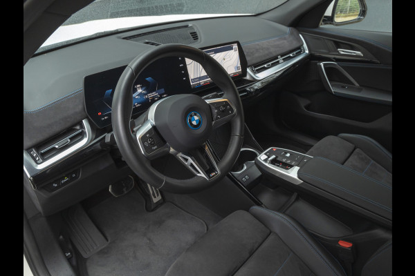 BMW iX2 xDrive30 M-Sport Pro - Adaptive LED - Parking Ass - Sportzetels