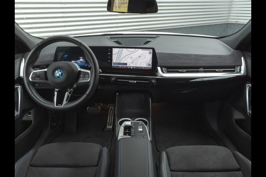 BMW iX2 xDrive30 M-Sport Pro - Adaptive LED - Parking Ass - Sportzetels