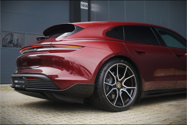 Porsche Taycan Sport Turismo 79 kWh | Panoramadak | Bose | SportDesign | Luchtvering | Sport Chrono | Memory Seats | Stoelverwarming | Achteras Besturing | Camera | BTW | Orig. NL | Leer | Warmtepomp | Alcantara Stuur |