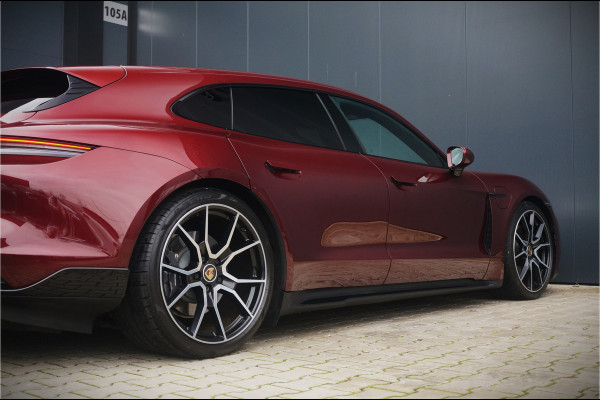 Porsche Taycan Sport Turismo 79 kWh | Panoramadak | Bose | SportDesign | Luchtvering | Sport Chrono | Memory Seats | Stoelverwarming | Achteras Besturing | Camera | BTW | Orig. NL | Leer | Warmtepomp | Alcantara Stuur |